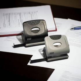 MOS 7830 irodai lyukasztó szürke (30 lapos)